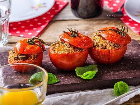 Пълнени домати с булгур, лук, чесън, печени на фурна - снимка на рецептата